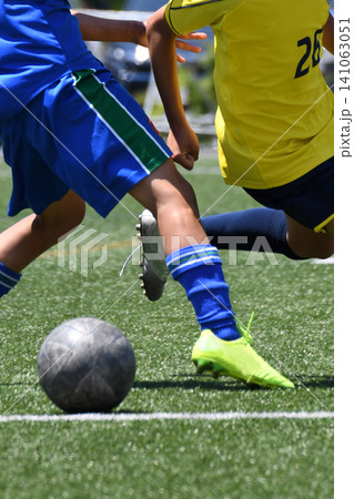 ドリブルするサッカー選手 141063051