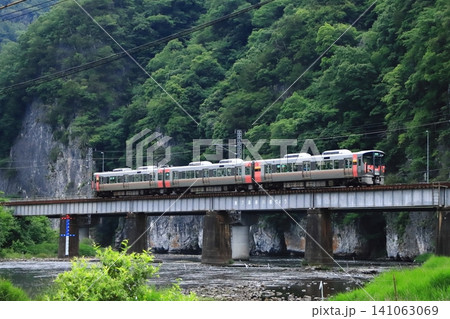 雄大な井倉峡を背景に高梁川を渡る227系電車の伯備線普通列車_2026/6/19撮影 雄大な井倉峡を背景に高梁川を渡る227系電車の伯備線普通列車_2026/6/19撮影 141063069