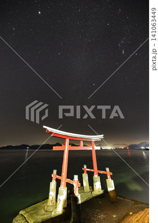 海中鳥居の上空にあるオリオン座 海中鳥居の上空にあるオリオン座 141063449