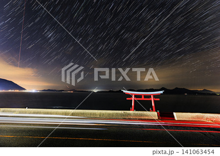 瀬戸内の秋の星景 星の軌跡と車の軌跡 瀬戸内の秋の星景 星の軌跡と車の軌跡 141063454