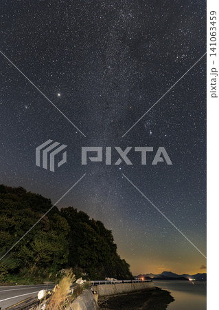 瀬戸内の秋の星景　昇るオリオン座と冬の大三角 141063459