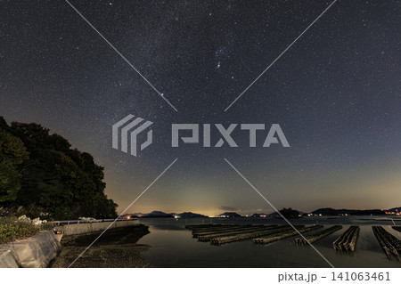 瀬戸内の秋の星景 昇るオリオン座と冬の大三角 瀬戸内の秋の星景 昇るオリオン座と冬の大三角 141063461