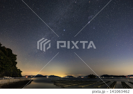 瀬戸内の秋の星景 昇るオリオン座と冬の大三角 瀬戸内の秋の星景 昇るオリオン座と冬の大三角 141063462