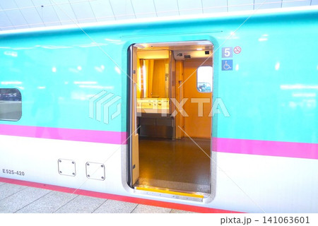 家族旅行に故郷への帰省にビジネスにも、新幹線は早くて便利 家族旅行に故郷への帰省にビジネスにも、新幹線は早くて便利 141063601