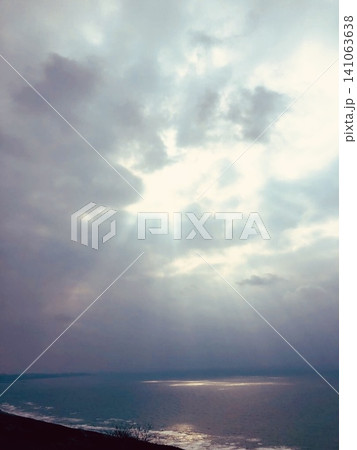 雲間から差し込む天使の梯子と輝く海の幻想的な風 雲間から差し込む天使の梯子と輝く海の幻想的な風 141063638