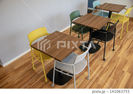 学校の机と椅子が並ぶ机 学校の机と椅子が並ぶ机 141063755