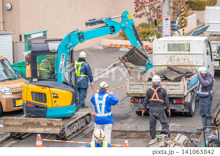 合流管耐震化工事（更生工法）アスファルト舗装撤去 道路掘削 作業員 141063842