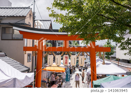 【#京都】陶器市の看板が下げられた鳥居 【#京都】陶器市の看板が下げられた鳥居 141063945