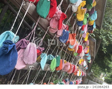 色鮮やかな願い袋が並ぶ神社の祈願風景|縁結び・開運・日本文化のクローズアップ 色鮮やかな願い袋が並ぶ神社の祈願風景|縁結び・開運・日本文化のクローズアップ 141064263