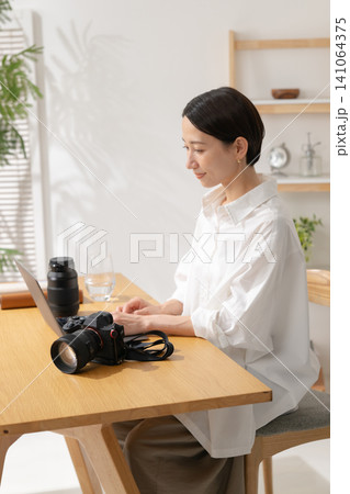 パソコンで写真を見る女性 パソコンで写真を見る女性 141064375