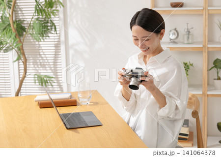 パソコンで写真を見る女性 パソコンで写真を見る女性 141064378