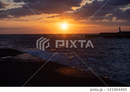八丈島・南原千畳岩海岸から昇る朝日 八丈島・南原千畳岩海岸から昇る朝日 141064400