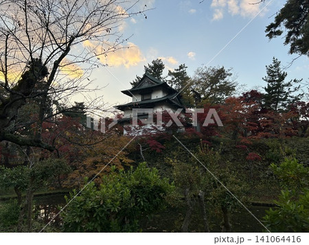 青森県弘前市の公園、弘前公園の木々に囲まれた弘前城二の丸丑寅櫓です。 青森県弘前市の公園、弘前公園の木々に囲まれた弘前城二の丸丑寅櫓です。 141064416