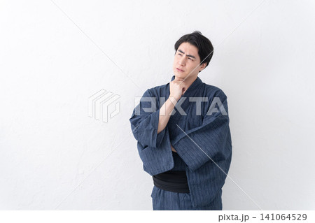 浴衣を着た考える男性 浴衣を着た考える男性 141064529