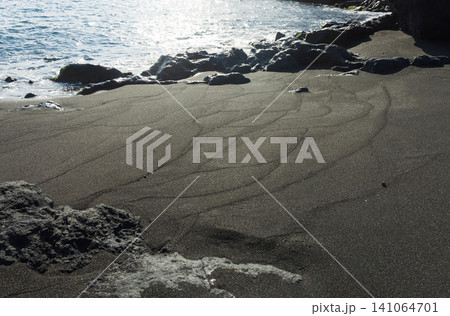 八丈島・南原千畳岩海岸の海と黒砂 八丈島・南原千畳岩海岸の海と黒砂 141064701