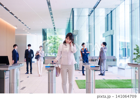 落ち込んだ気持ちでオフィス出社する女性 落ち込んだ気持ちでオフィス出社する女性 141064709