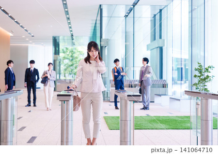 落ち込んだ気持ちでオフィス出社する女性 141064710