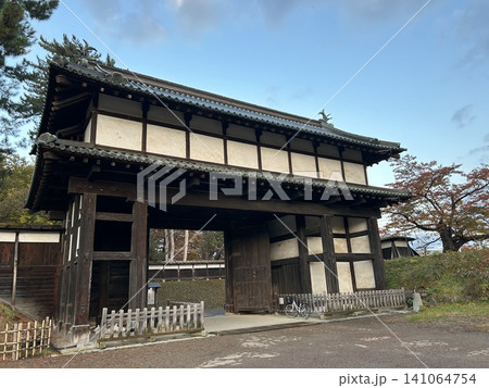 青森県弘前市の公園、弘前公園にある弘前城北の郭北門(亀甲門)の裏面です。 141064754