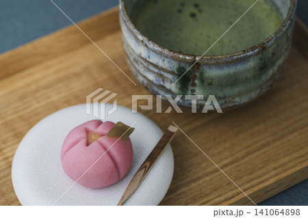 上生菓子と抹茶ののイメージ 141064898