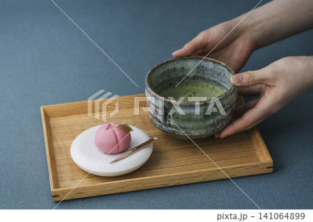 上生菓子と抹茶を持つ手 上生菓子と抹茶を持つ手 141064899
