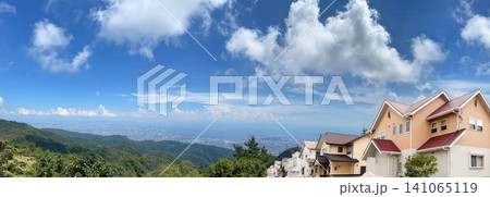 青空と海を望む高台の戸建て住宅街ワイド背景 青空と海を望む高台の戸建て住宅街ワイド背景 141065119