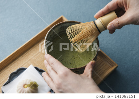 抹茶をたてる手 抹茶をたてる手 141065151