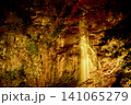 秋の夜長を幻想的に彩る箕面大滝の紅葉ライトアップ 141065279