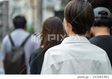 街を歩く女性の後姿 街を歩く女性の後姿 141065461