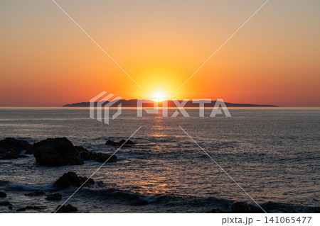 笹川流れ　弁天岩に沈む夕日 141065477