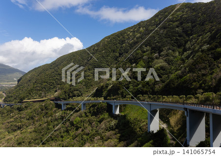 八丈島で山肌に沿って架かる巨大な橋 141065754