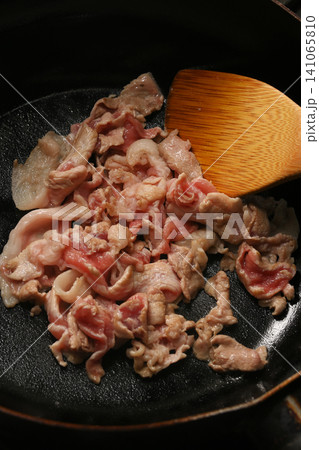 豚肉を炒めている様子 141065810
