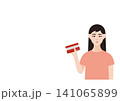 クレジットカードを持つ女性のベクターイラスト素材 141065899