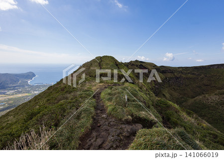 八丈富士山頂から望む絶景 八丈富士山頂から望む絶景 141066019