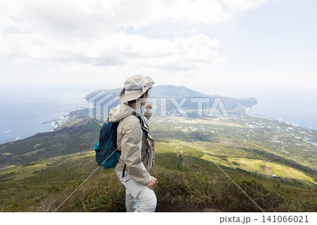 八丈富士の登山道を歩く女性 八丈富士の登山道を歩く女性 141066021