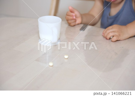 おやつのボーロを食べる幼児の手元とミルク おやつのボーロを食べる幼児の手元とミルク 141066221