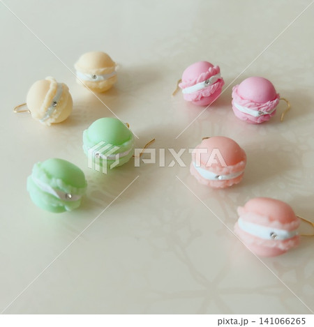 樹脂粘土のハンドメイドマカロンピアス 141066265