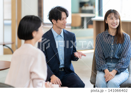 オフィスで会議をするエンジニア 141066402