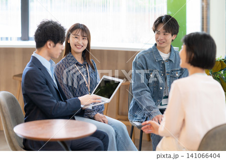 オフィスで会議をするエンジニア 141066404
