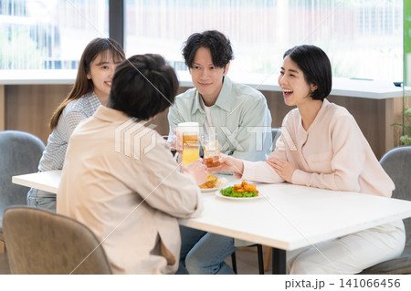 友達と飲み会をする若い男女 141066456