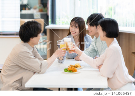 友達と飲み会をする若い男女 友達と飲み会をする若い男女 141066457