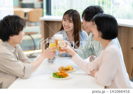 友達と飲み会をする若い男女 141066458