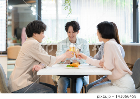 友達と飲み会をする若い男女 141066459