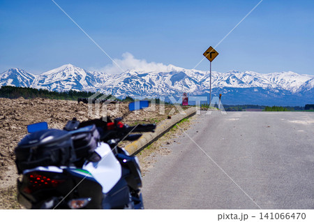 初夏の丘をバイクツーリングで楽しむ ( 北海道 美瑛町 ) 初夏の丘をバイクツーリングで楽しむ ( 北海道 美瑛町 ) 141066470