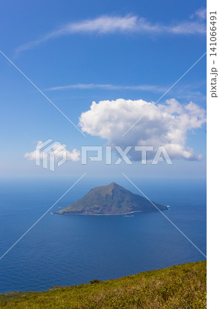 八丈富士山頂から眺める八丈小島 八丈富士山頂から眺める八丈小島 141066491