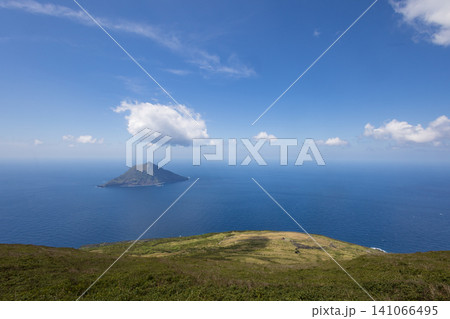 八丈富士山頂から眺める八丈小島 八丈富士山頂から眺める八丈小島 141066495