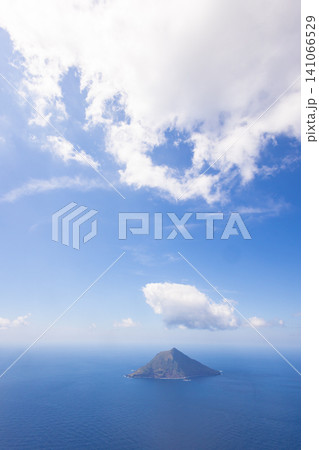 八丈富士山頂から眺める八丈小島 八丈富士山頂から眺める八丈小島 141066529
