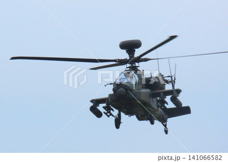 飛行する攻撃ヘリコプター AH-64D アパッチ・ロングボウ 飛行する攻撃ヘリコプター AH-64D アパッチ・ロングボウ 141066582