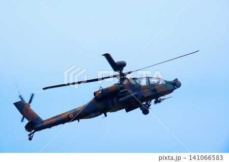 飛行する攻撃ヘリコプター AH-64D アパッチ・ロングボウ 141066583