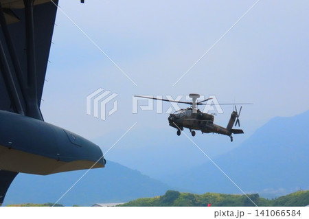 飛行する攻撃ヘリコプター AH-64D アパッチ・ロングボウ 飛行する攻撃ヘリコプター AH-64D アパッチ・ロングボウ 141066584