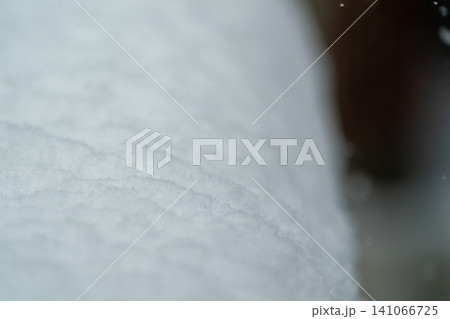 雪の表面をマクロ撮影したテクスチャの抽象的な雪景色 141066725